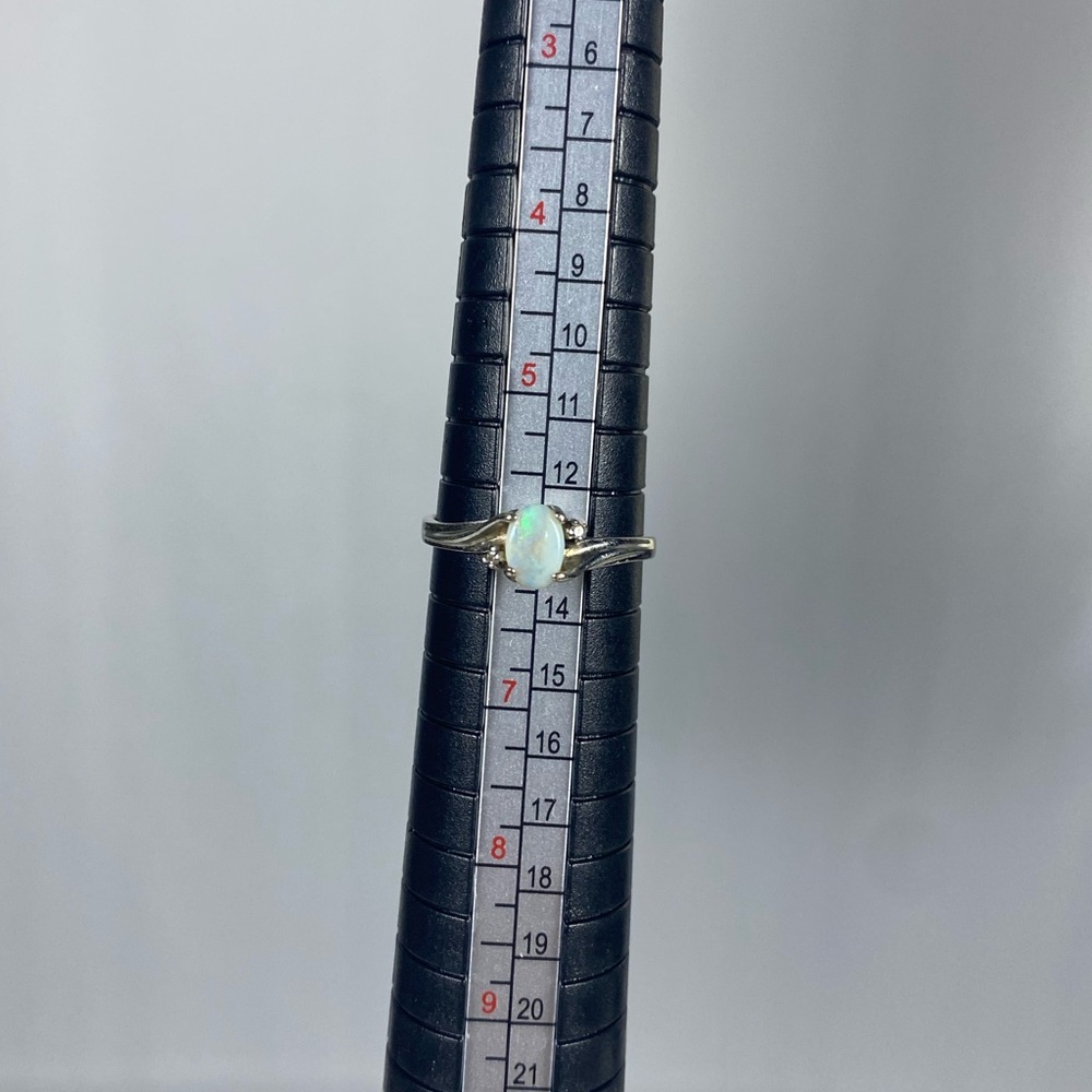 Vintage 10k solid gold opal ring